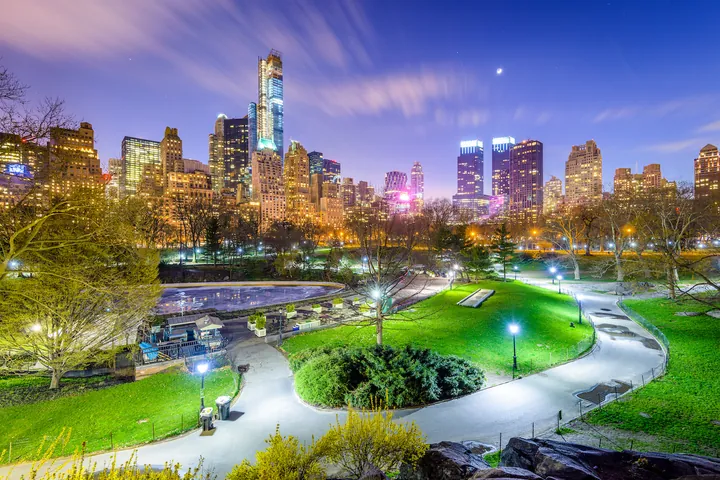 Central Park in New York bei Nacht mit sicherer Beleuchtung