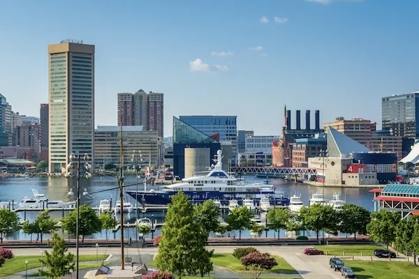 Baltimore Hafen mit Segler