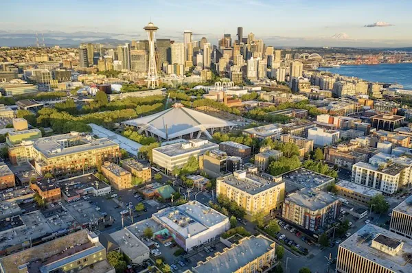 Seattle Skyline mit Space Needle und Mount Rainier im Hintergrund