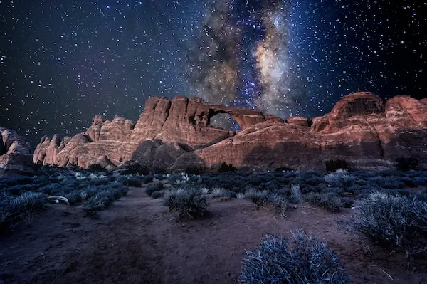 Milchstraße über dem Arches Nationalpark bei Nacht