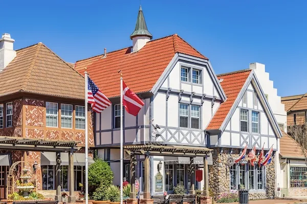 Dänische Architektur in Solvang Kalifornien unter blauem Himmel