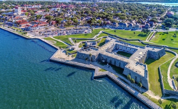 Sternförmige Festungsanlage am Wasser vor der historischen Altstadt von St. Augustine
