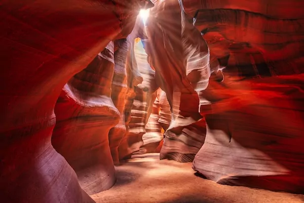 Wellenförmige Felswände im Antelope Canyon