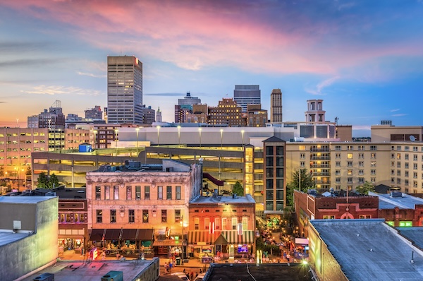 Blick über die Dächer der Beale Street auf die Hochhäuser von Memphis im Abendlicht