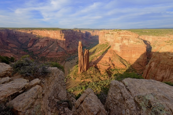 Freistehende Felsnadel im Canyon de Chelly, umgeben von roten Schluchtwänden