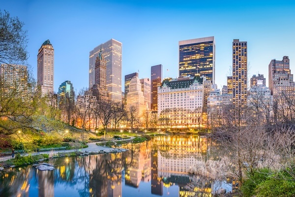 Der Teich im Central Park, dahinter die Hochhäuser am Südrand von New York