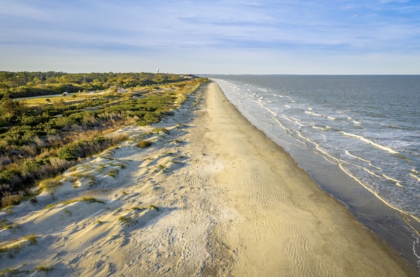 Breiter Sandstrand mit Dünen und Küstenvegetation auf Jekyll Island