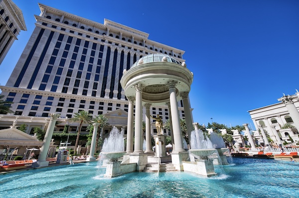 Poolanlage mit Säulenpavillon und Springbrunnen vor einem Hotel in Las Vegas