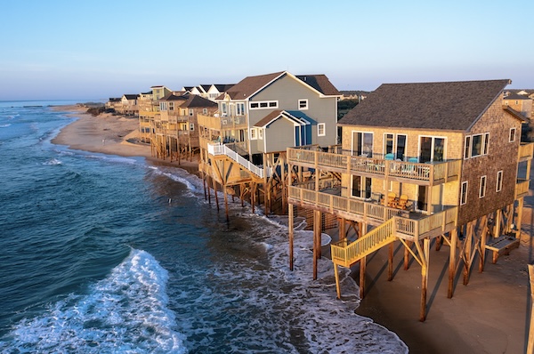 Strandhäuser auf Holzpfählen direkt in der Brandung an den Outer Banks