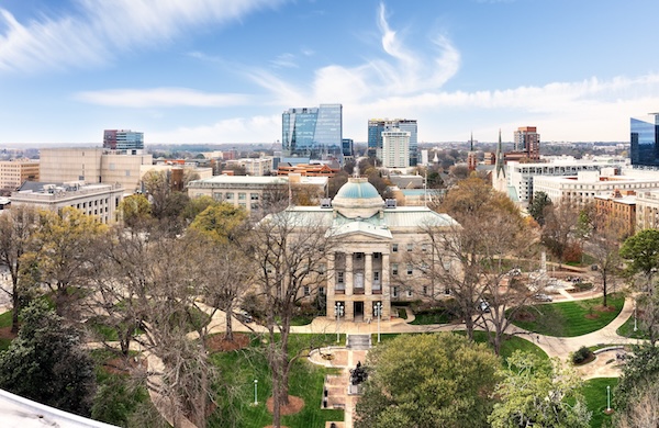 State Capitol von Raleigh im Park, dahinter die Hochhäuser der Innenstadt