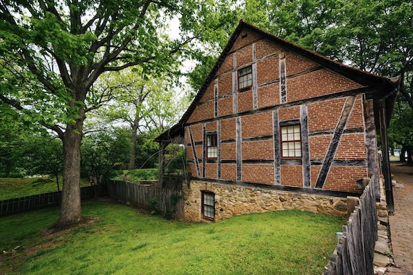 Backsteinhaus mit dunklem Fachwerk und Natursteinsockel in der historischen Siedlung Old Salem
