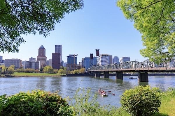 Hawthorne Bridge über den Willamette River in Portland