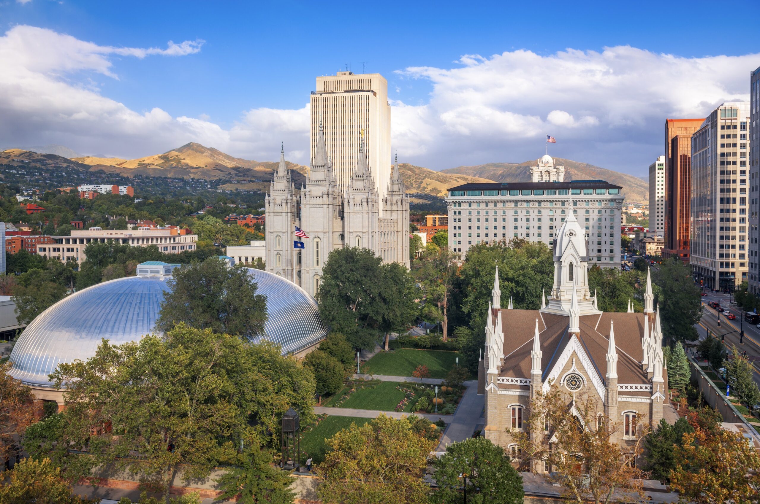 Kuppelbau und Türme im Zentrum von Salt Lake City vor den Bergen