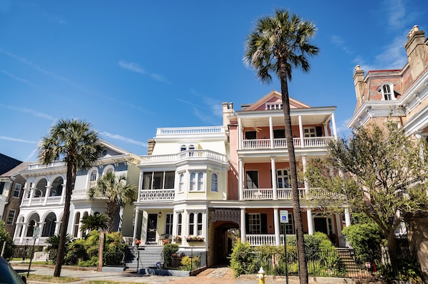 Historische Stadthäuser mit mehrstöckigen Veranden und Palmen in Charleston