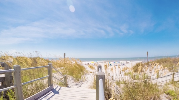 Holzsteg durch die Dünen zum Sandstrand von Myrtle Beach