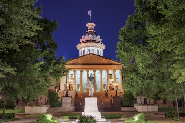 Das Capitol von Columbia mit Kuppel und Denkmal, nachts beleuchtet