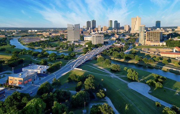 Luftbild von Fort Worth mit einer Bogenbrücke über den Fluss und den Hochhäusern der Innenstadt