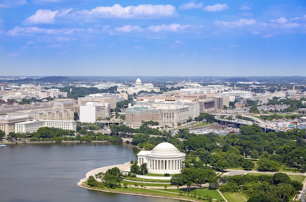 Blick über Washington D.C. mit dem Jefferson Memorial am Wasser und der Kapitolkuppel im Hintergrund