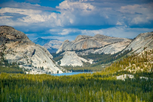 Granitkuppen und ein See im Yosemite Nationalpark, umgeben von Nadelwald