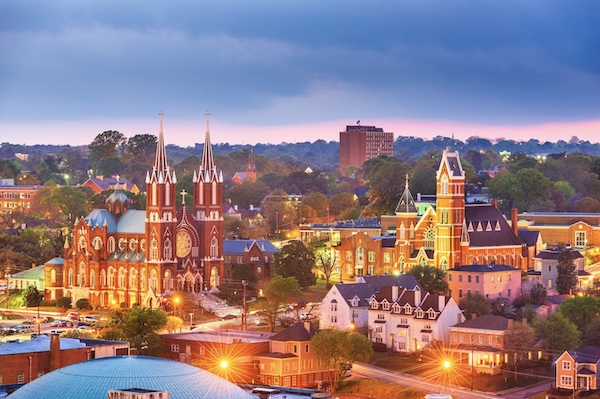Kirchtürme und historische Backsteinbauten in Macon am Abend