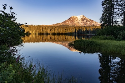 Takhlakh Lake im Gifford Pinchot National Forest mit Mount Adams