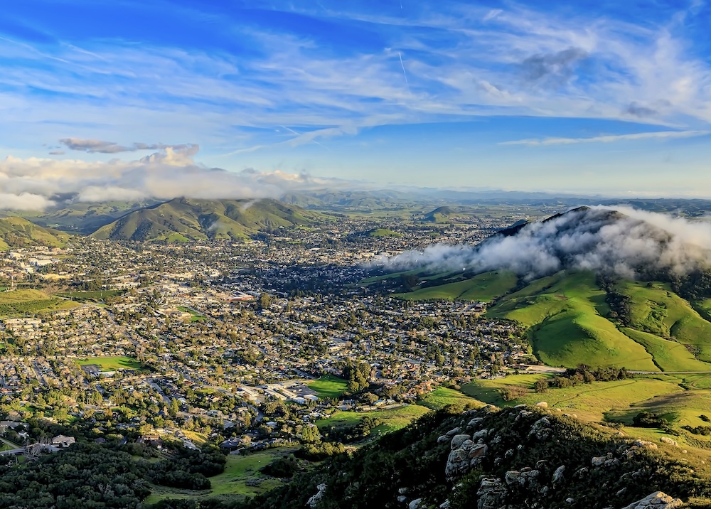 Blick über San Luis Obispo und die umliegenden Hügel