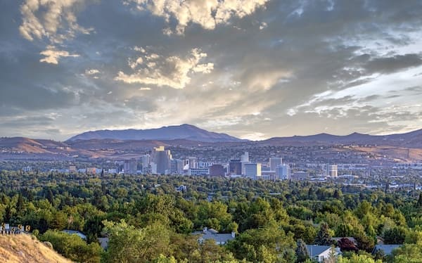 Blick über Reno mit der Innenstadt vor bewaldeten Hügeln