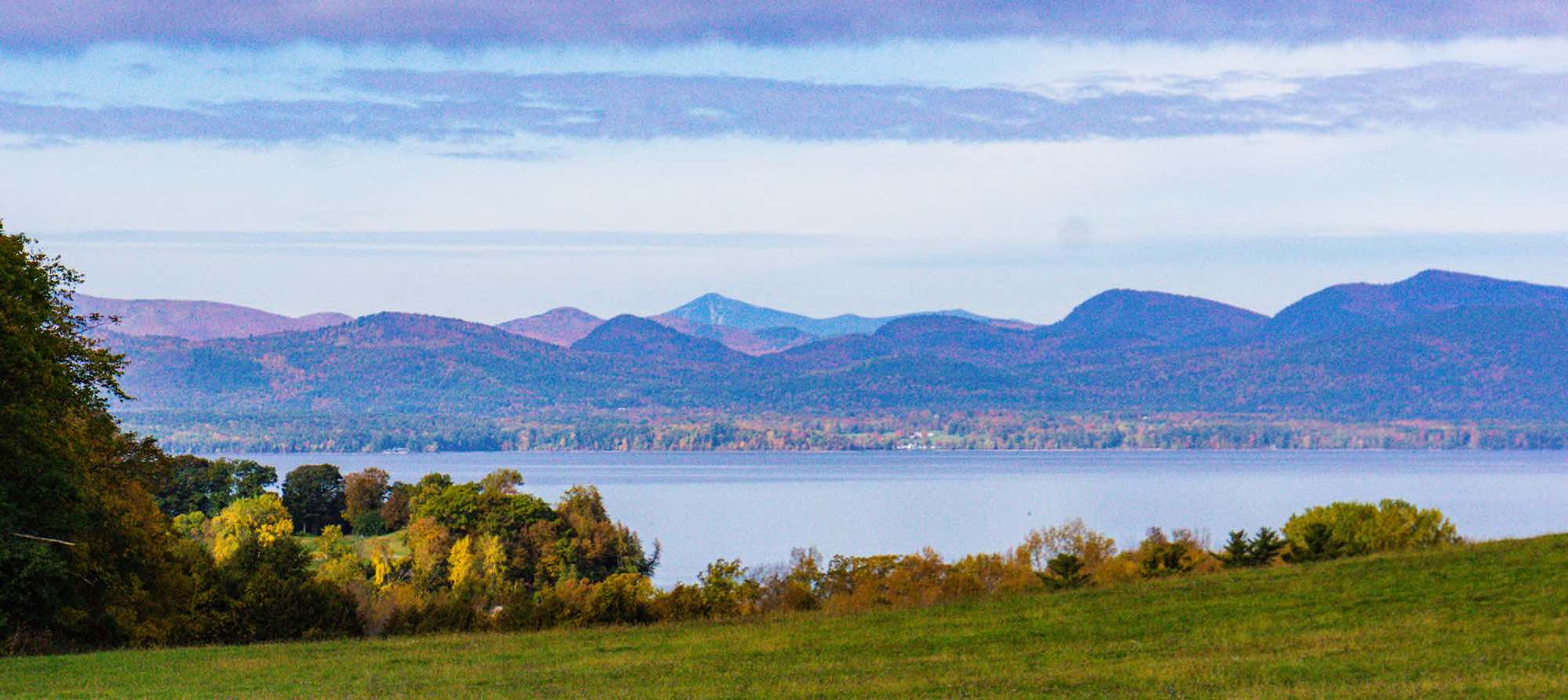 Lake Champlain in Neuengland © AdobeStock 305229741 Vermontalm