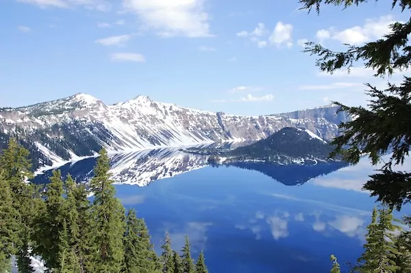 Tiefblauer Crater Lake Nationalpark mit Wizard Island